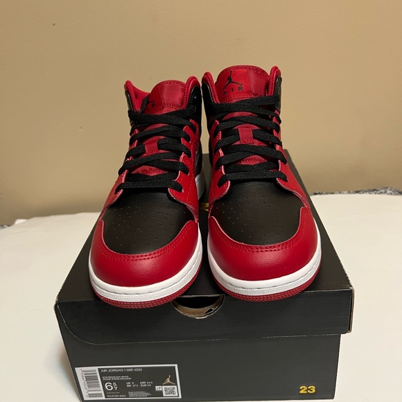JORDAN 1 MID REVERSE BRED 2021(GS) DEAD STOCK CONDITION (NEW NEVER WORN) - Picture 3 of 7